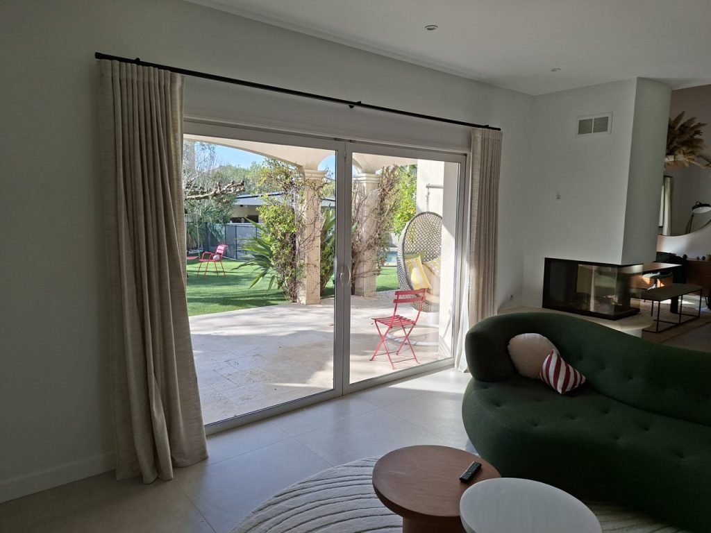 Réalisation Maison Mayor : rideaux sur-mesure posés