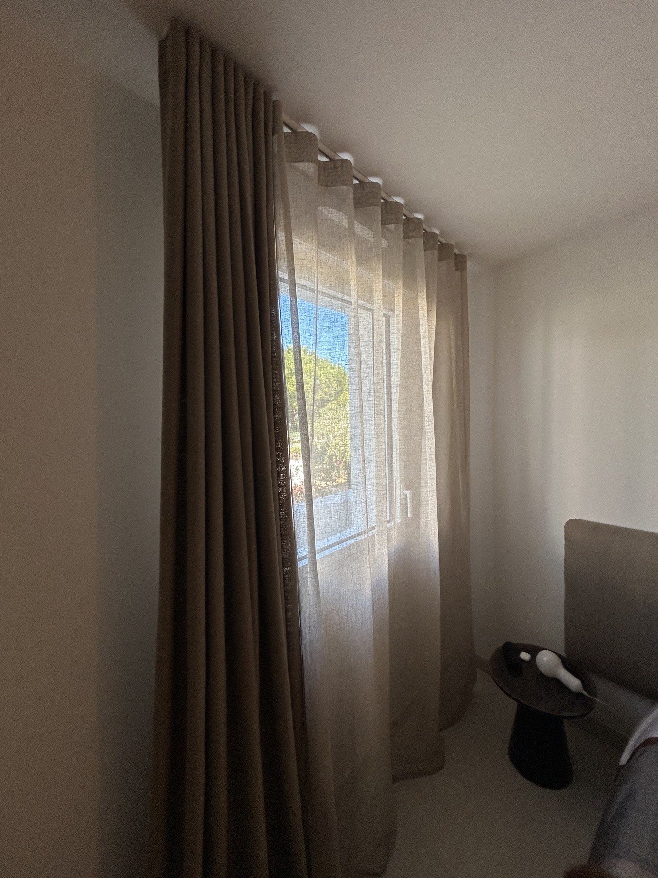Réalisation Maison Mayor, baie vitrée, rideaux et voile en lin
